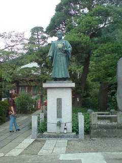 �y������